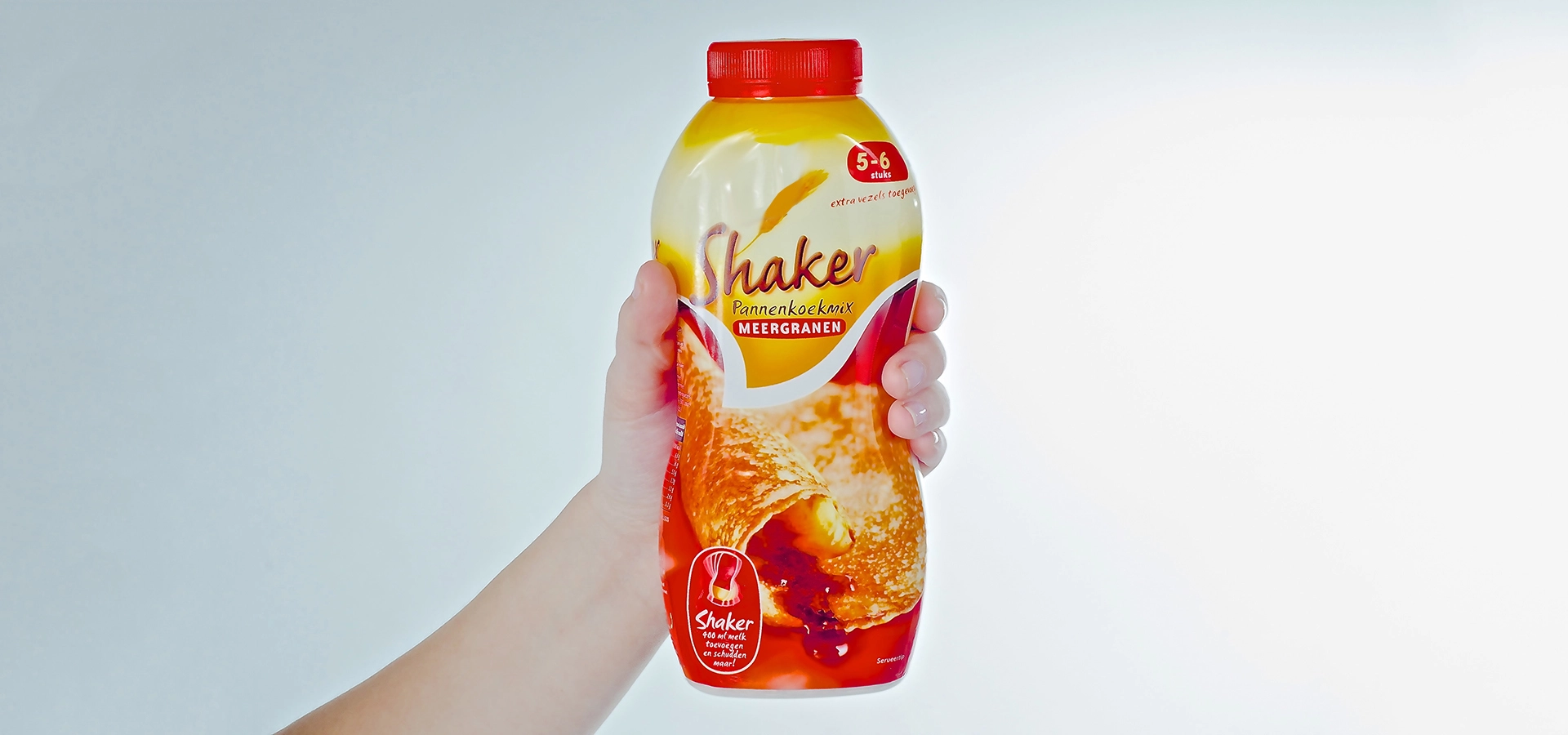 Packing baking flour in rigid shaker bottles